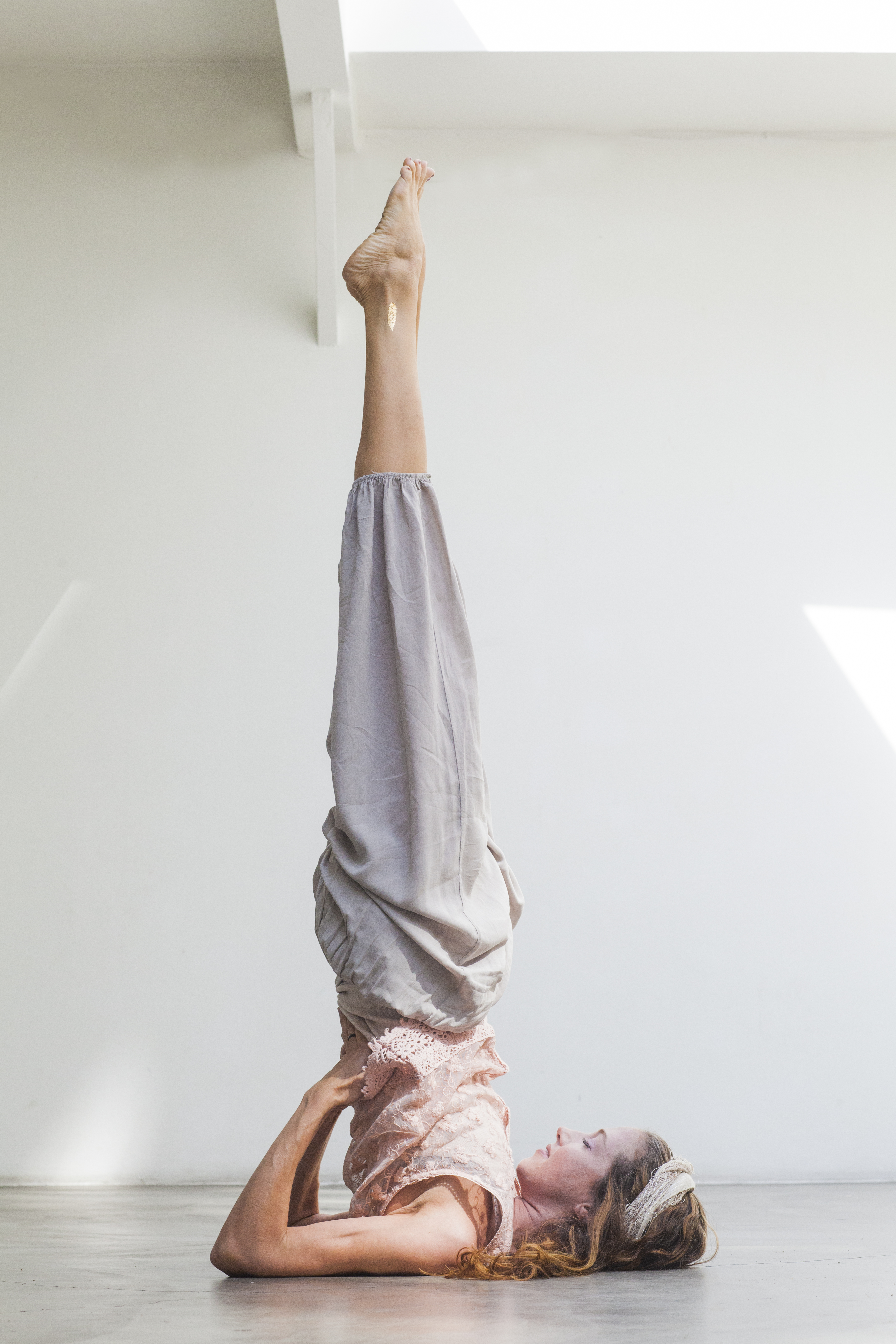 Yoga féminin : 5 postures pour équilibrer l'énergie féminine